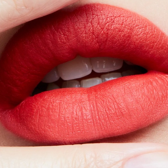 MAC- RETRO MATTE LIPSTICK   DANGEROUS- Orangey red matte(702) - Picture 5 of 5